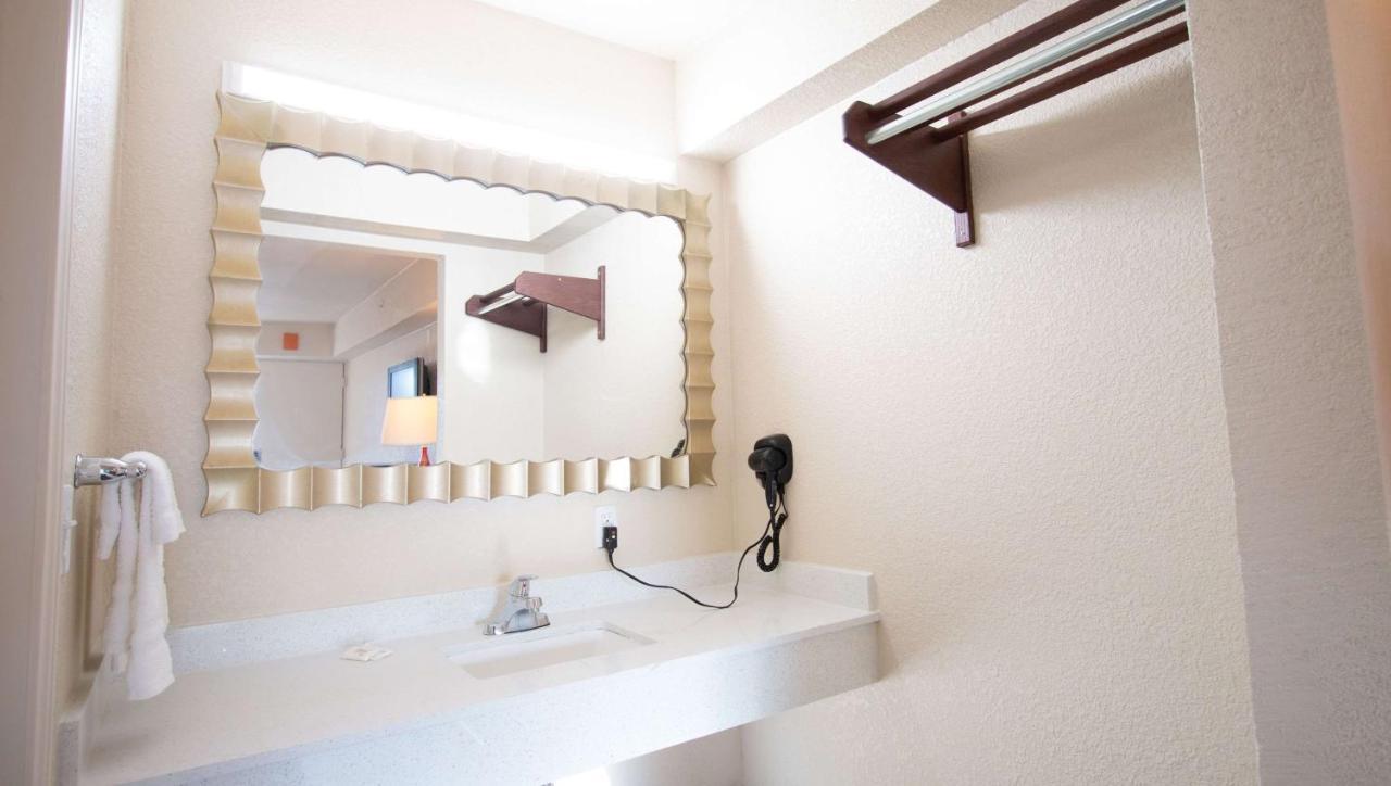 Magnuson Extended Stay And Suites Airport Hotel Irving Eksteriør bilde
